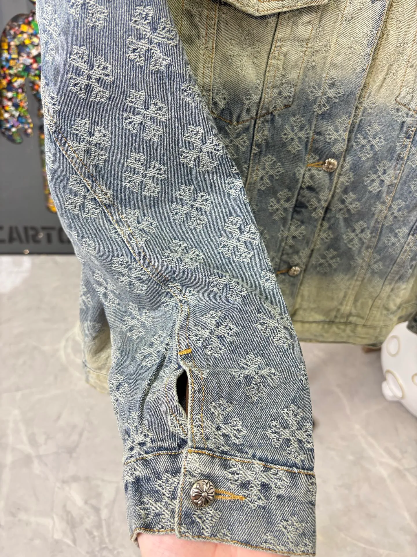 P340 Style No.: DC 150# ChromeHearts Heavy Steel Stamped Classic Sanskrit All-over Jacquard Hot-Diamond Denim Jacket for Men and Women New ChromeHearts Sanskrit Printed Custom Fabric Jacket Gradient Color Wash, Hot-Diamond Cross Denim Jacket on the Back is a very heavy-duty one. The top is made of heavy weight and the presbyopia is suitable for early autumn outings. The denim fabric can be directly machine washed without deformation. It also looks high-end when washed and aged. Power style wear The gradient color is super high-end when you snap it into the mirror💕 Each diamond shines with a unique light, as if telling a fashion story✨The steel-printed jacquard adds a three-dimensional and artistic sense, making this jacket instantly unique.  Size: s m l xl (Picture 9️⃣)
